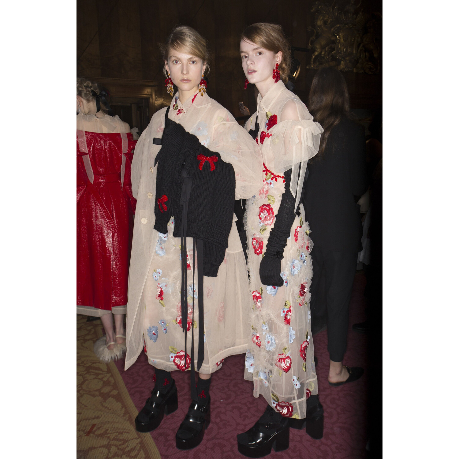 Фото Backstage Simone Rocha Fall 2018 Ready-to-Wear Backstage Simone Rocha осень зима 2018 коллекция неделя моды в Лондане LFW Mainstyles
